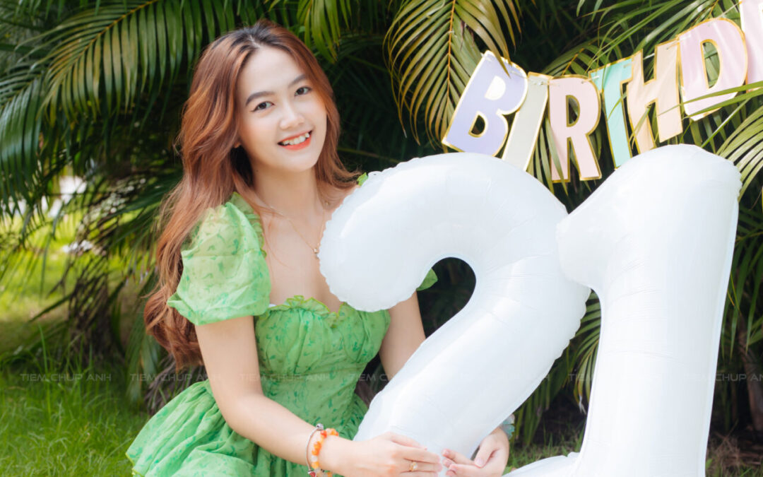 cách tạo dáng chụp ảnh sinh nhật ngoài trời